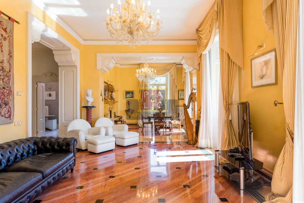 salone in marmo in villa di prestigio sul lago di Como a Cernobbio per la vendita