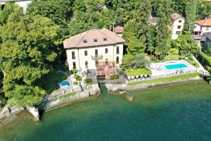 Herrschaftliche historische Villa mit Seezugang, Schwimmbad und Bootshaus