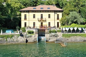 Villa direttamente a lago sul lago di Como con darsena e piscina