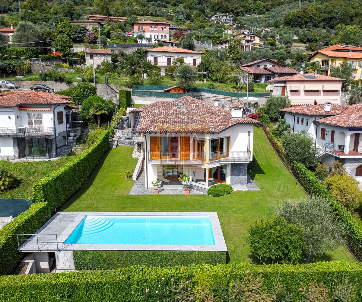 Lago di Como villa con piscina in vendita e stupenda vista lago