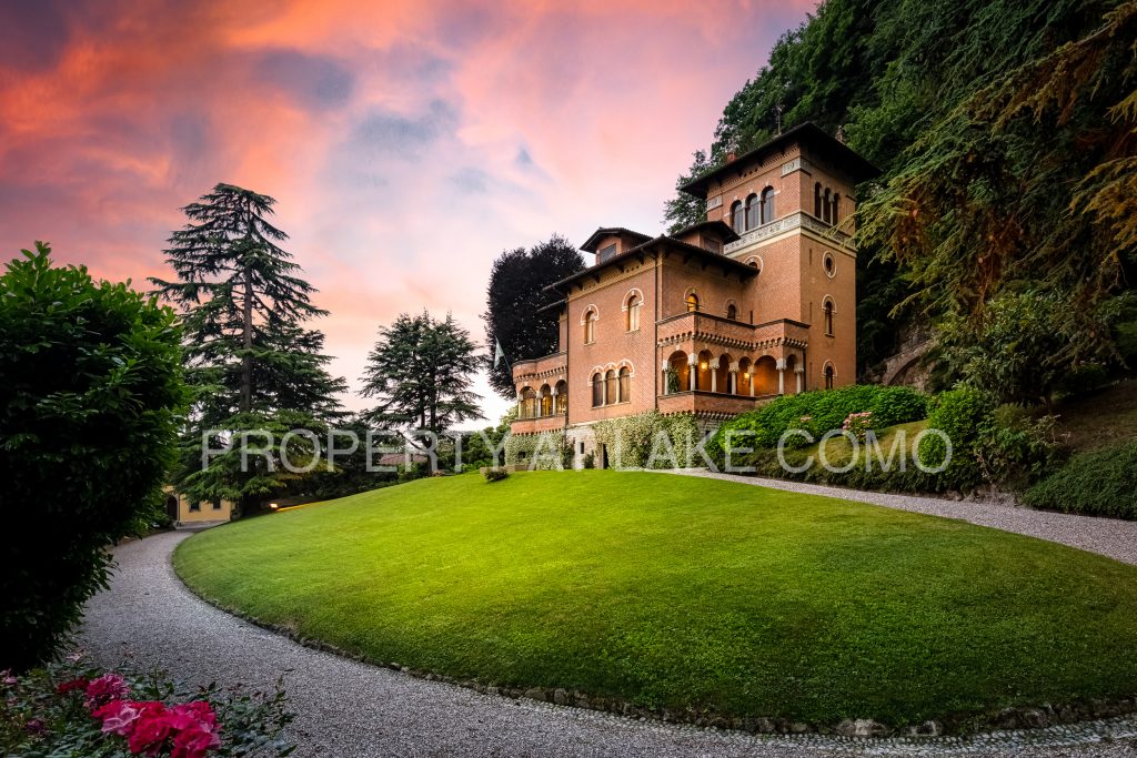 Prestigious villa on Lake Como with park and boathouse