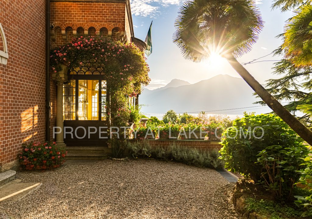 Villa storica in vendita sul lago di Como con terre e darsena bellissima vista