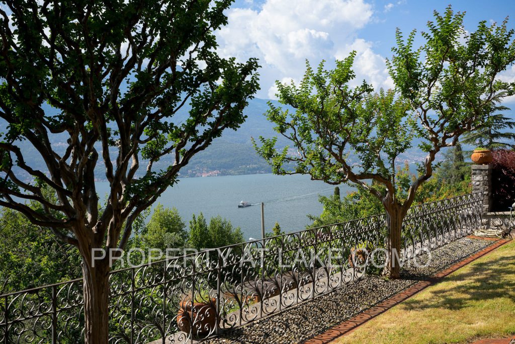 Villa d'epoca sul lago di Como in vendita