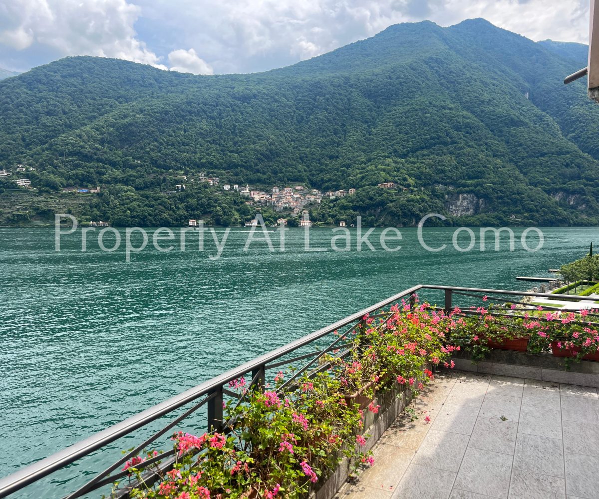 villa in Laglio for sale directly on the water