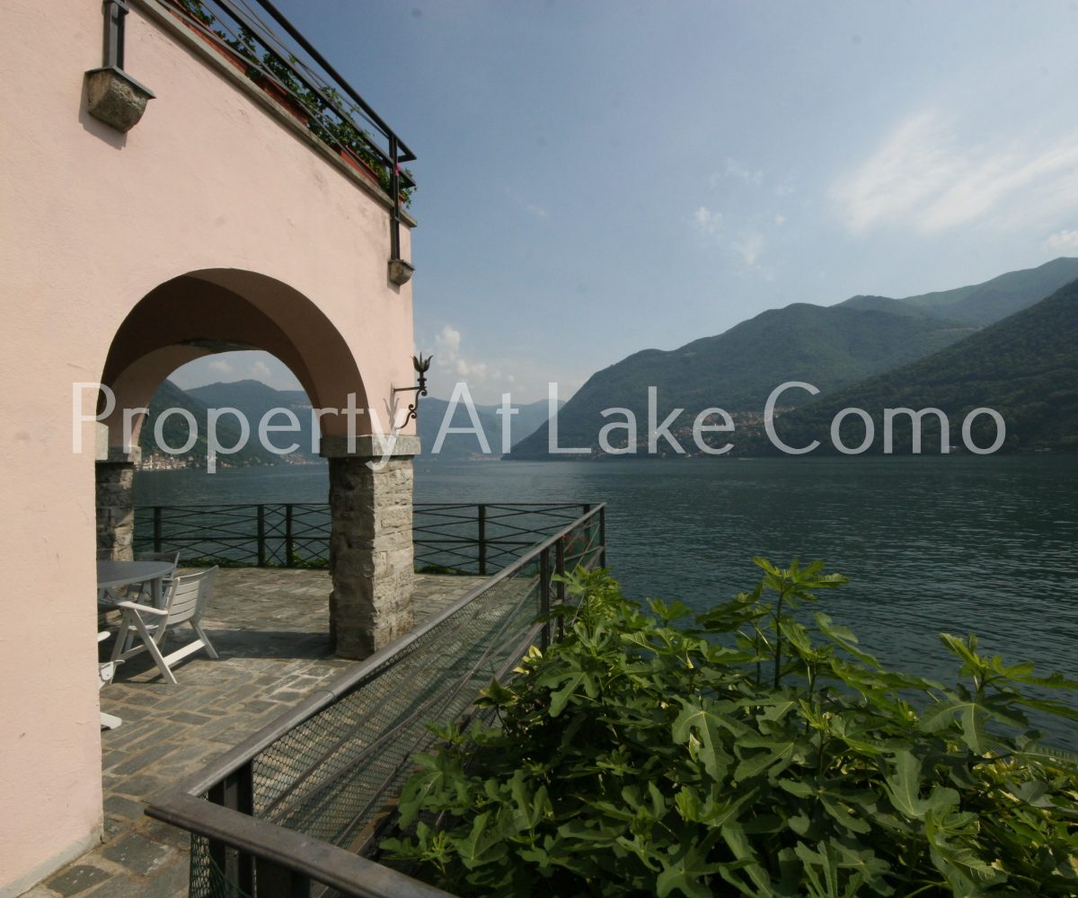 Villa Direttamente a lago con darsena lago di Como